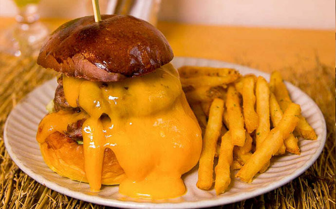 東京都大田区にあるKAKUMEI Burger & cafeでテイクアウトできるダブルチーズバーガー
