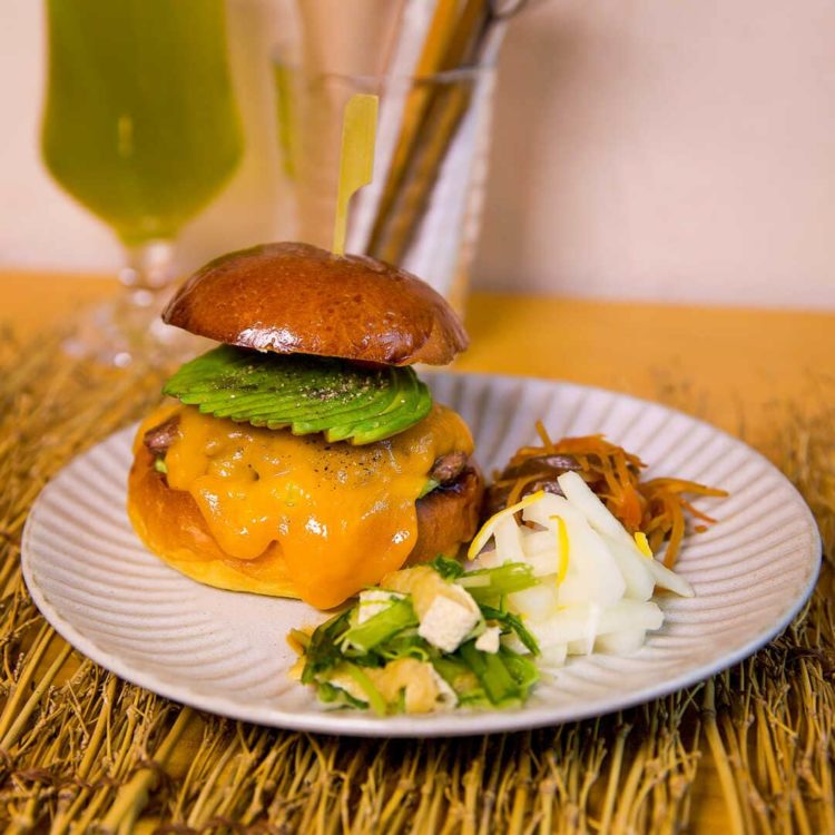 東京都大田区にあるKAKUMEI Burger & cafeでテイクアウトできるアボカドチーズバーガー