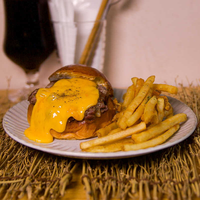 東京都大田区にあるKAKUMEI Burger & cafeでテイクアウトできるチェダーチーズバーガー