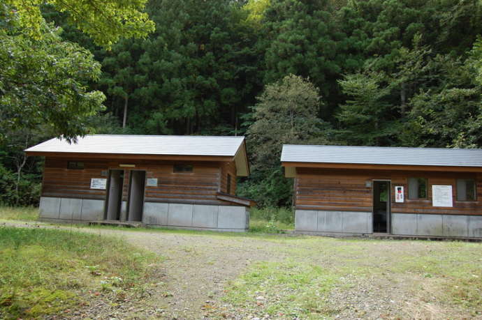 宮城県加美郡加美町の「陶芸の里ゆ～らんどキャンプ場」にある炊事場とトイレ
