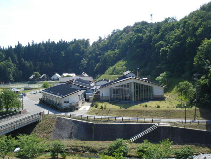 宮城県加美郡加美町の「陶芸の里ゆ～らんどキャンプ場」のそばにある温泉施設の外観