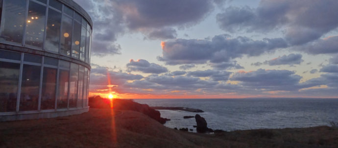 海側がガラス張りになっている上ノ国もんじゅと夕日
