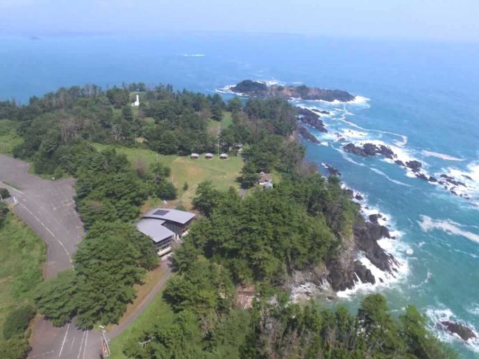 宮城県本吉郡にある神割崎キャンプ場を上空から眺めた様子