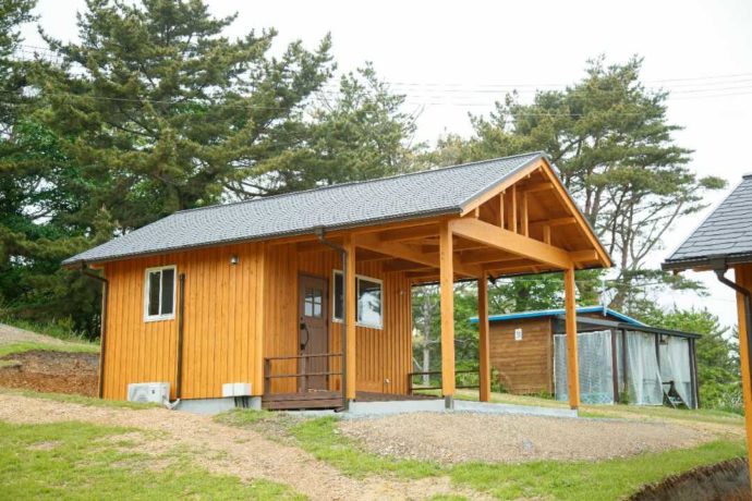 宮城県本吉郡にある神割崎キャンプ場のログキャビンの外観