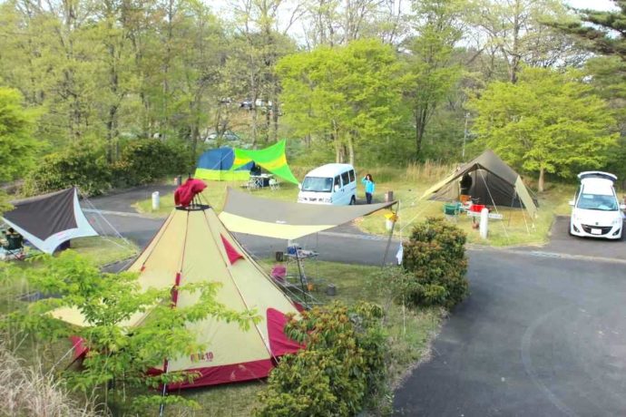 宮城県本吉郡にある神割崎キャンプ場のオートサイトが賑わう様子