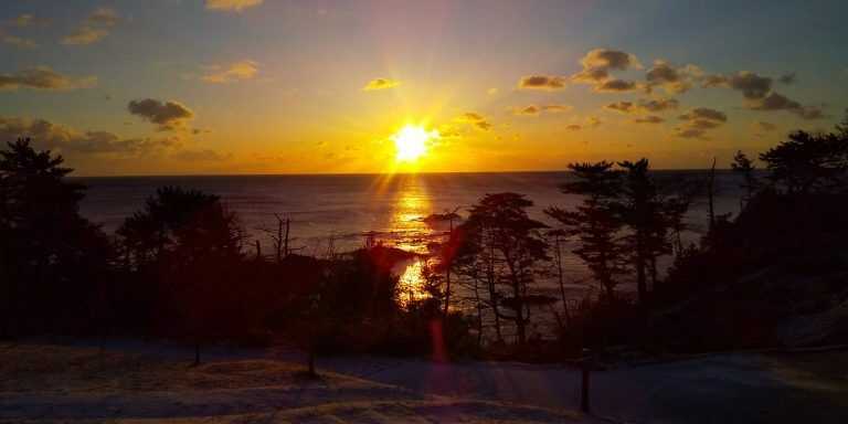 宮城県本吉郡にある神割崎キャンプ場から眺めた日の出