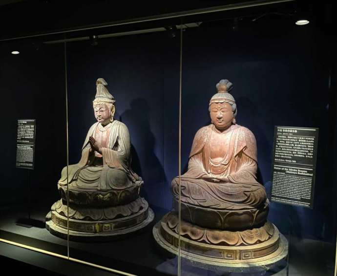「観音ミュージアム」の企画展示室内にある「見える収蔵庫（ビジブル・ストレージ）」