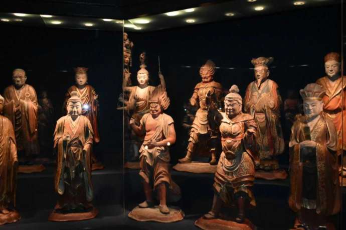 「観音ミュージアム」の常設展で展示中の「三十三応現身像」（その1）