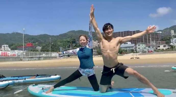 Karen's SUP YOGAのペアヨガにカップルでチャレンジする様子