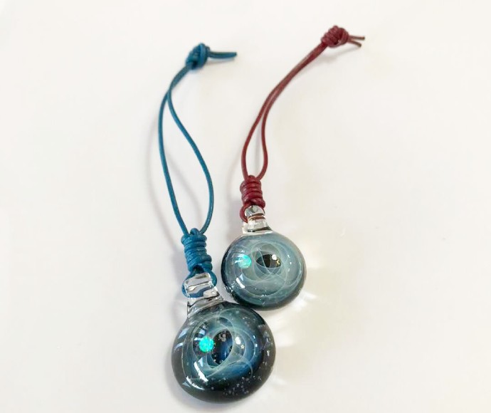 体験で作れる宇宙ガラスⓇペンダント