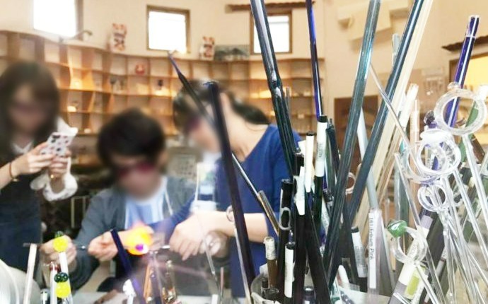 マドラーを製作しているカップル