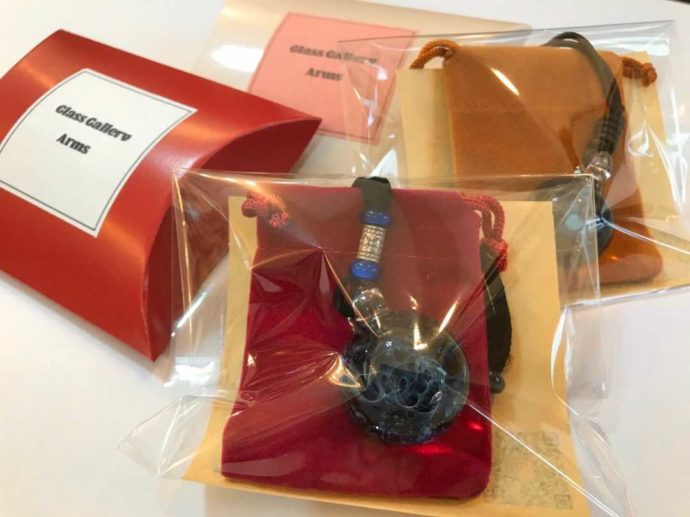 プレゼント用にラッピングされた、製作体験後の宇宙ガラスⓇペンダント