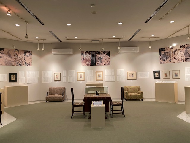 高畠華宵大正ロマン館の展示室になるソファ