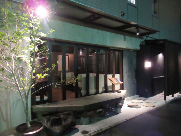 JR渋谷駅から徒歩7分の東京都渋谷区桜丘にある三心のデリバリー専門店丼やかとう本店