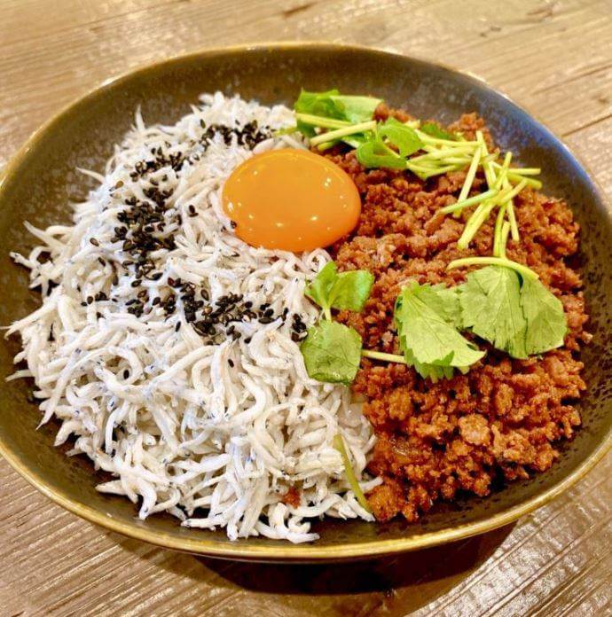 丼やかとう本店の釜揚げしらすと鶏そぼろ丼