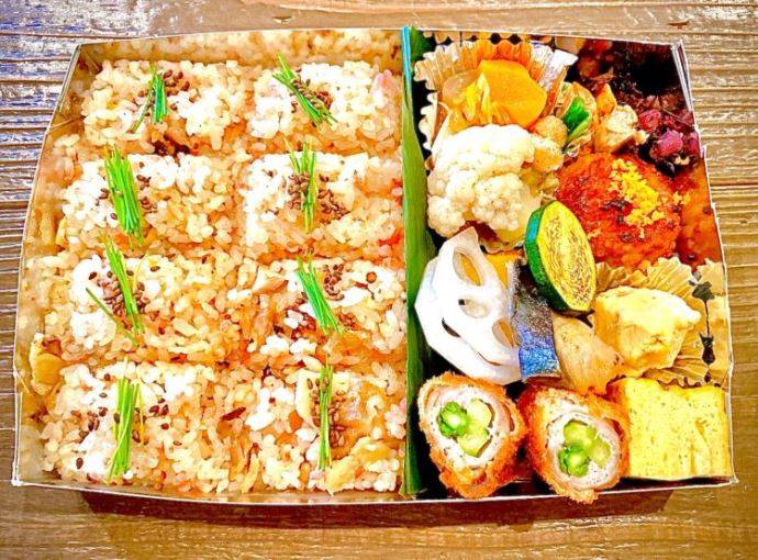 丼やかとう本店のランチ限定日替り炊き込みご飯の幕の内弁当