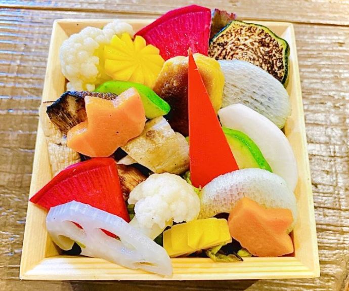 丼やかとう本店の彩り野菜の吹き寄せサラダ