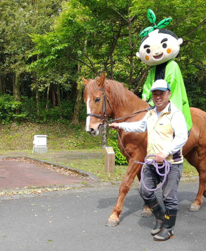 オートキャンプ森のかわなべで馬とふれあう