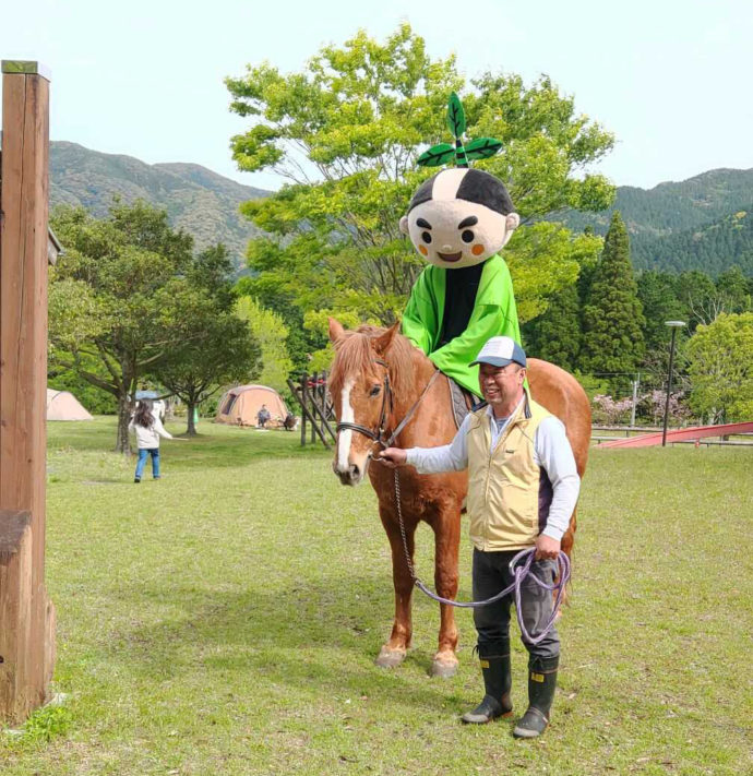 オートキャンプ森のかわなべで開催している馬とのふれあい体験