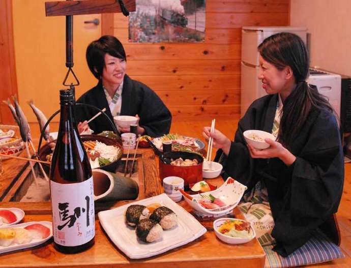 静岡県島田市にある道の駅「川根温泉」のコテージで夕食を楽しむ様子