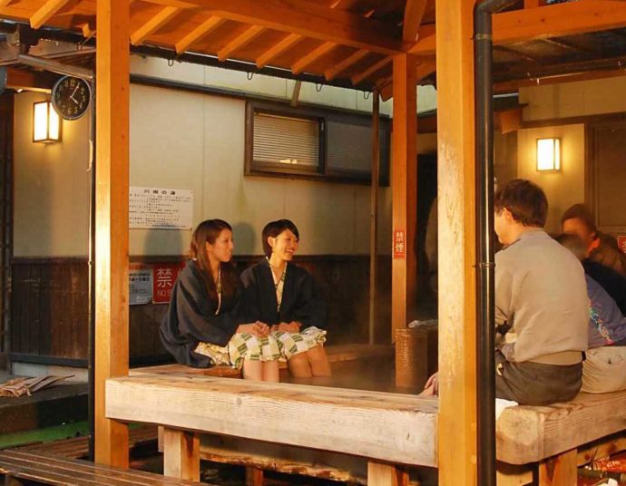 静岡県島田市にある道の駅「川根温泉」で足湯を楽しむ人々