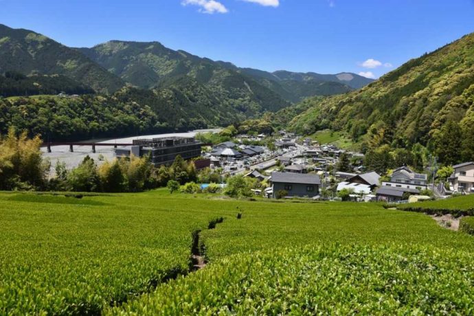 山々に囲まれた道の駅「川根温泉」を引きで眺める