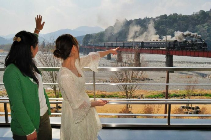静岡県島田市にある道の駅「川根温泉」からSLを眺める様子