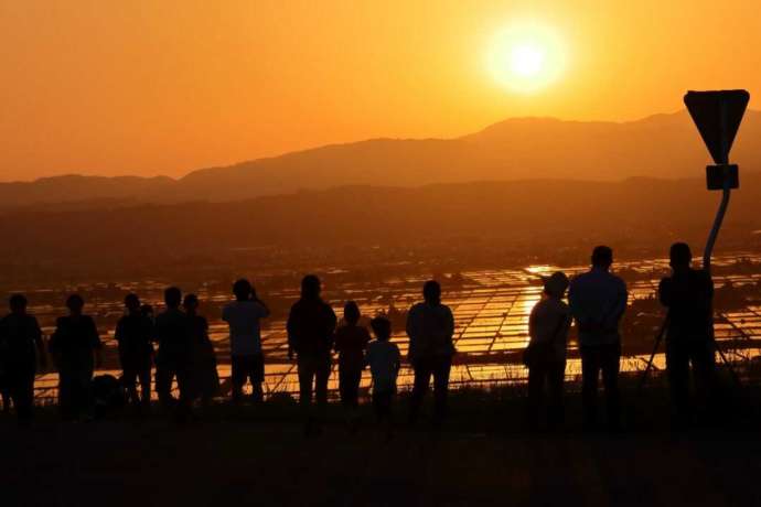 「恋人坂」で夕陽を観賞する人々(夕方)