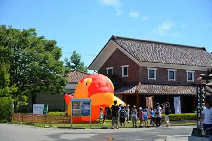 「喜多方市美術館」の正面外観(夏)
