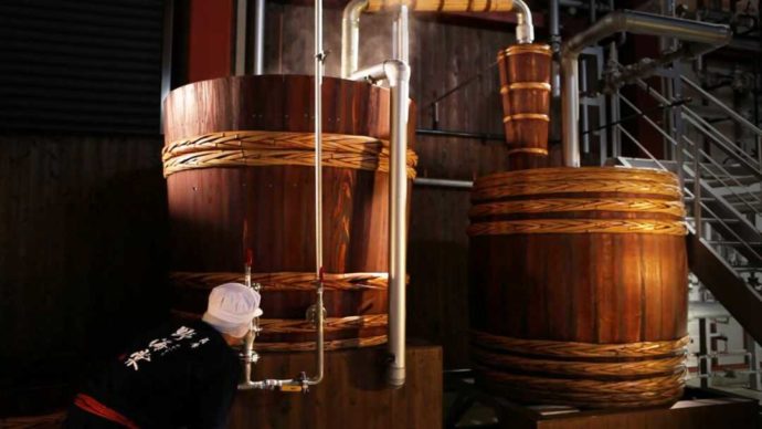 祁答院蒸溜所にある木樽蒸溜機