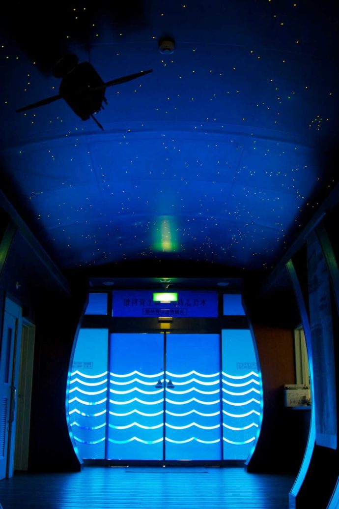 海の中を連想させるエントランス