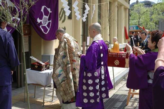 温泉寺・外湯を祈祷する様子