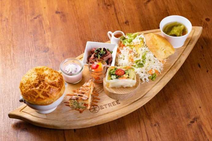 いろどり野菜とビーフシチューポットパイのプレート