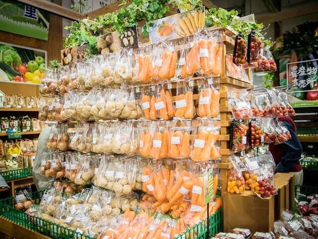 にんじんやじゃがいもが並ぶ農産物直売所