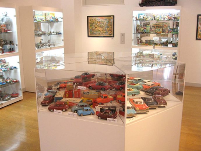ボーイズコレクションの車のおもちゃ展示