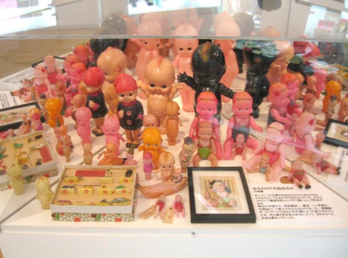 ガールズコレクションのセルロイドの人形展示