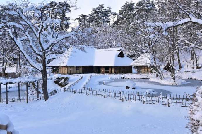 一面の雪に覆われた、みちのく民俗村