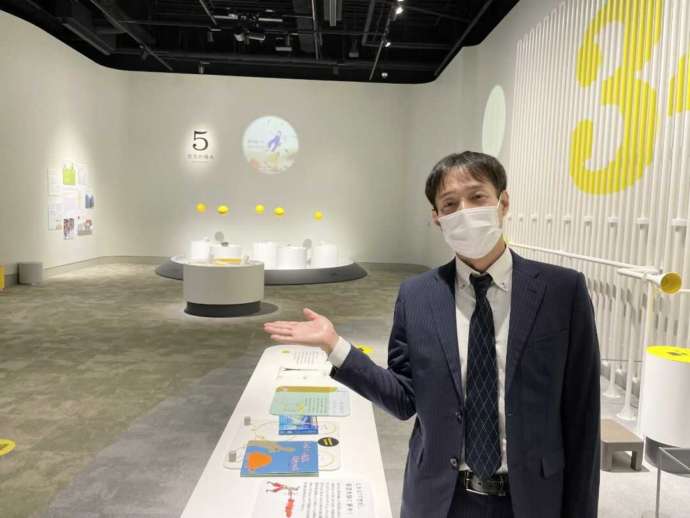 北九州市子ども家庭局で科学館普及課長を務める柳井さん（サイエンスLABO2階）
