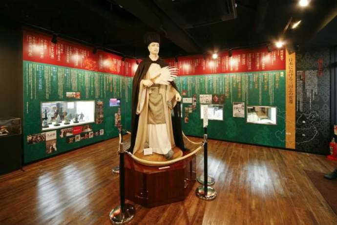 KOBE鉄人三国志ギャラリーに展示されている孔明の人形
