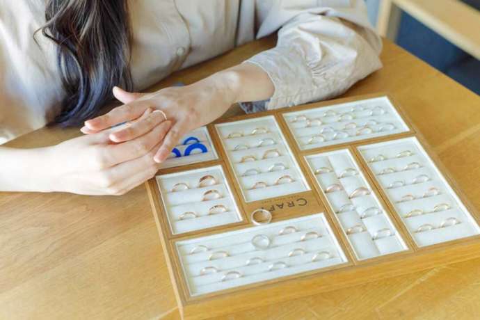 CRAFYで手作り結婚指輪のサンプルを選んでいる様子