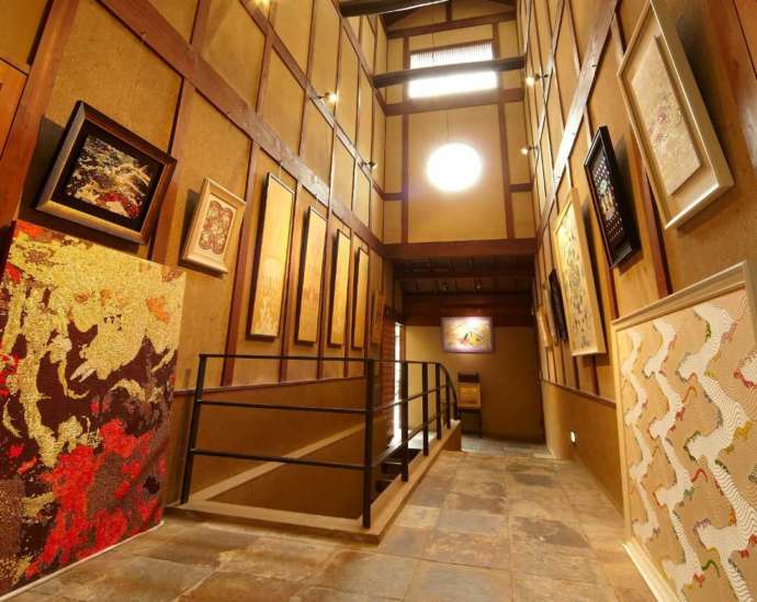 光峯錦織工房のギャラリーに並ぶ絹織物の芸術作品