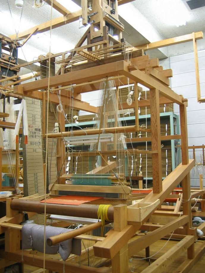 光峯錦織工房で使用されている復元された高機