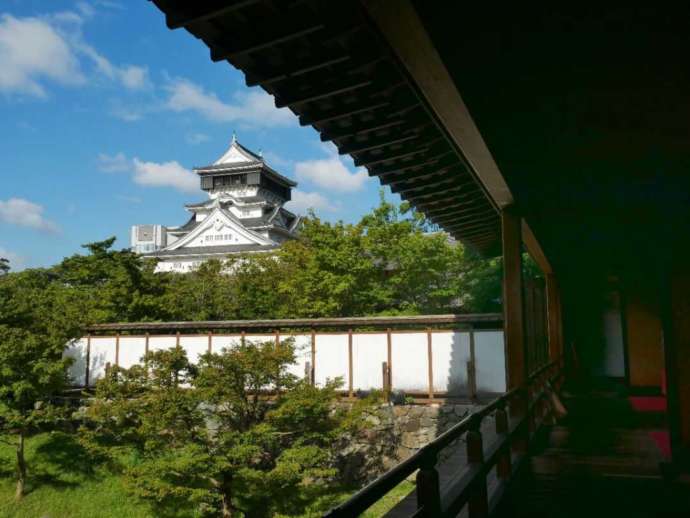 小倉城庭園の書院棟から望む天守閣