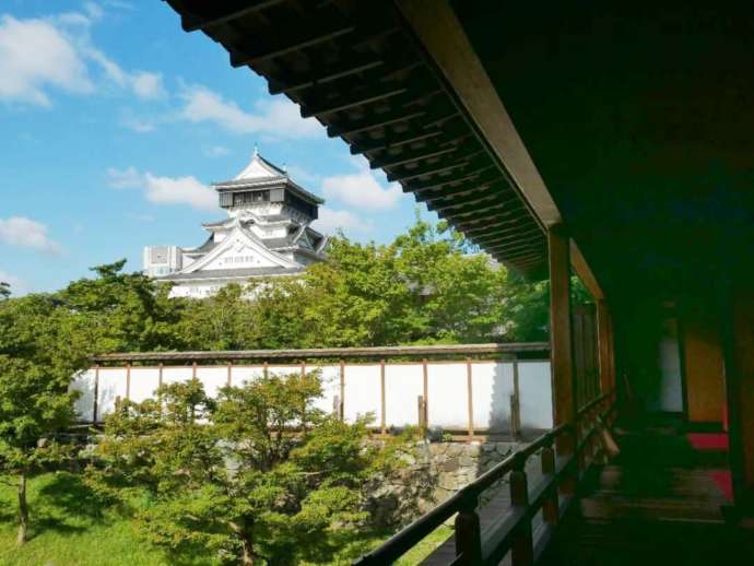 小倉城庭園の書院棟から望む天守閣