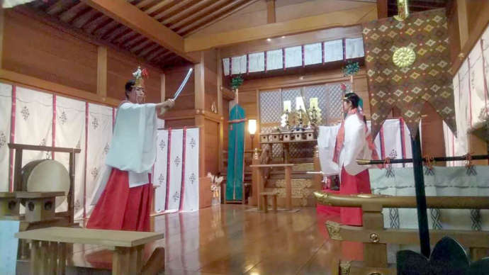 厄除祭で神楽を披露する巫女