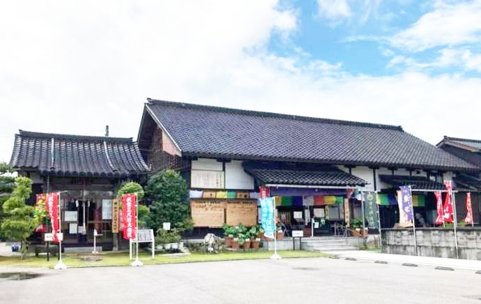富山県射水市にある金胎寺の外観
