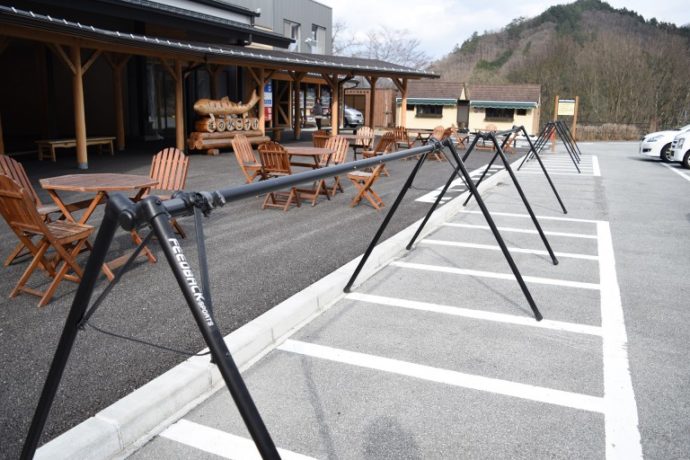道の駅こすげの外観と自転車置き場の様子
