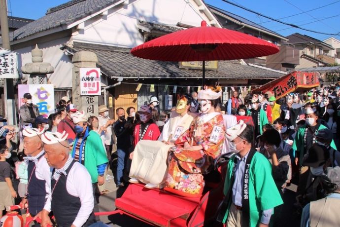 花岡福徳稲荷社が11月に行う稲穂祭り(きつねの嫁入り)の様子