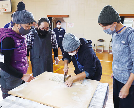 下松市の米川地区で実施している「そば打ち体験」の様子