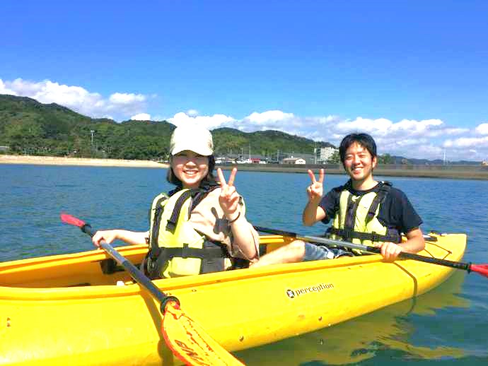 KUMANO OUTDOOR TRIPでカヤック体験を楽しむカップル